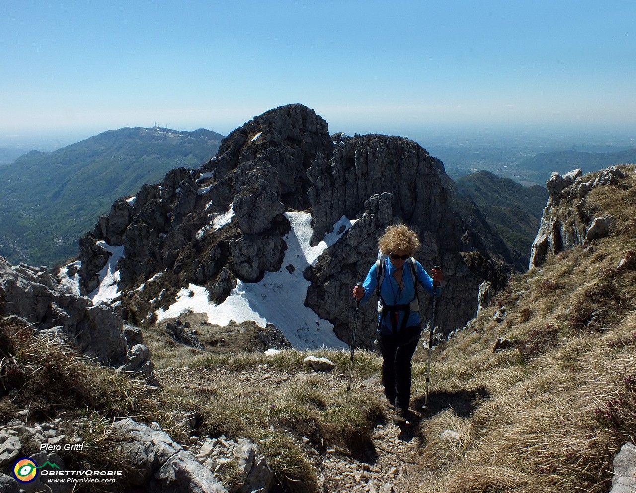 43 Alle spalle Cima Piazzo e verso il Monte Tesoro....JPG